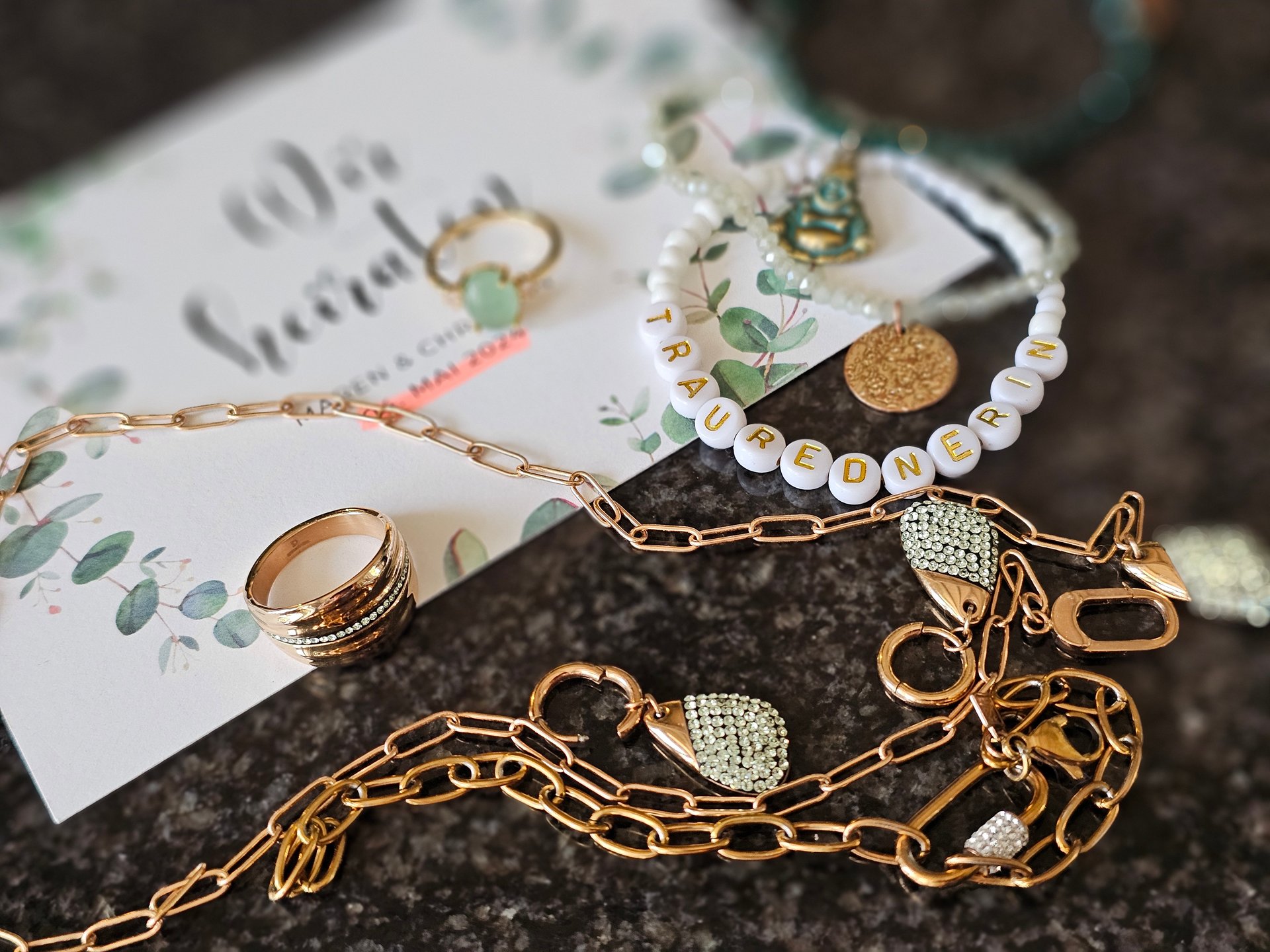 Feiernde Hochzeitsgesellschaft mit Lichterkette